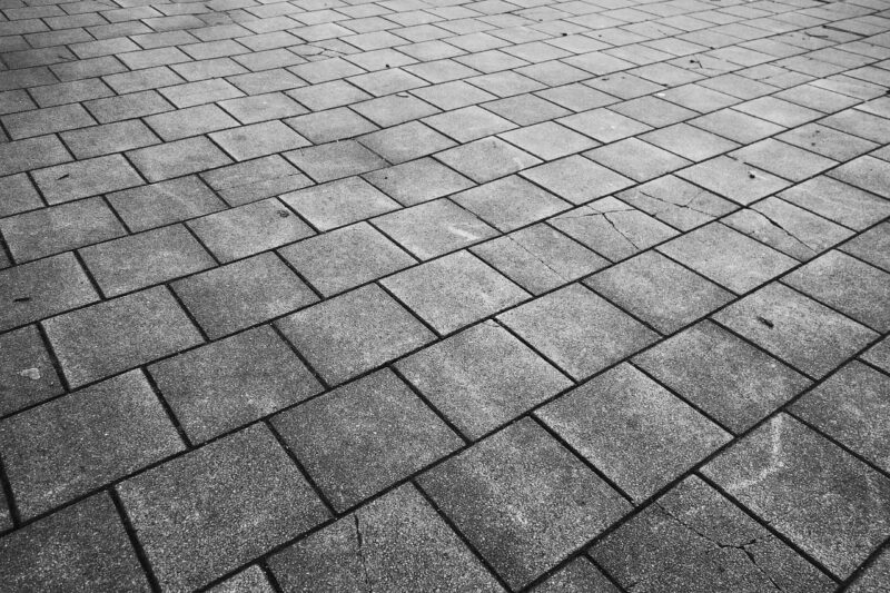 Skab elegance i haven: Vælg de rigtige betonfliser